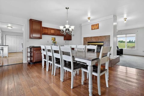 The dining room has seating for 10