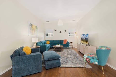 30+ day stays only! Located in a quiet, family-friendly neighborhood in West Fayetteville, Bubbly Blue is the premier home away from home for anyone looking to take advantage of all this buzzing city has to offer.