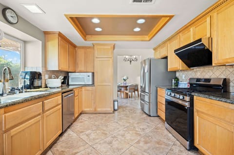 House, Multiple Beds, Patio, Garden View (6933 Rancho) | Private kitchen | Fridge, microwave, oven, stovetop
