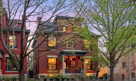 Welcome to Zoya’s Kentucky Royals where luxury meets historic charm in an unbeatable location! Featuring 5 bedrooms and 4.5 baths, perfectly designed for comfort and style. Hosted by Charming Vacation Homes