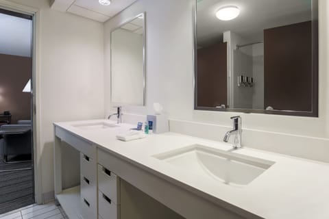 Suite, 1 Bedroom | Bathroom | Combined shower/tub, free toiletries, hair dryer, towels