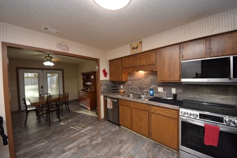 Microwave/Air fryer, Digital Stove/Oven, Keurig coffee w K-cups, Stocked Fridge