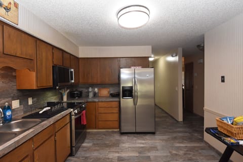 Microwave/Air fryer, Digital Stove/Oven, Keurig coffee w K-cups, Stocked Fridge