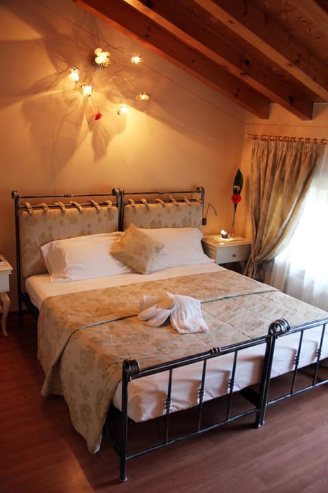 Premium bedding, minibar, desk, soundproofing