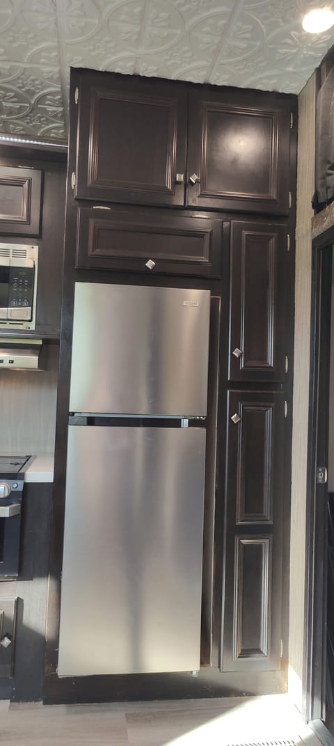 and 11 cuft fridge/ freezer. Spacious Pantry too