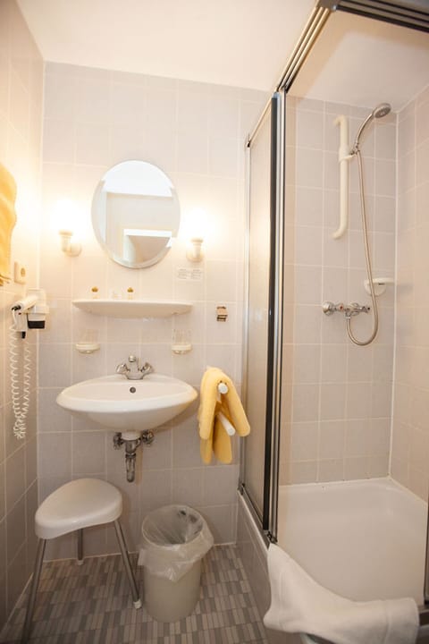 Superior Double Room, Balcony, River View | Bathroom | Free toiletries, hair dryer, towels