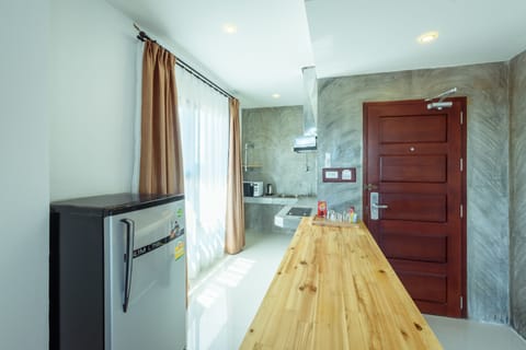 Junior Suite | Private kitchen | Fridge, coffee/tea maker