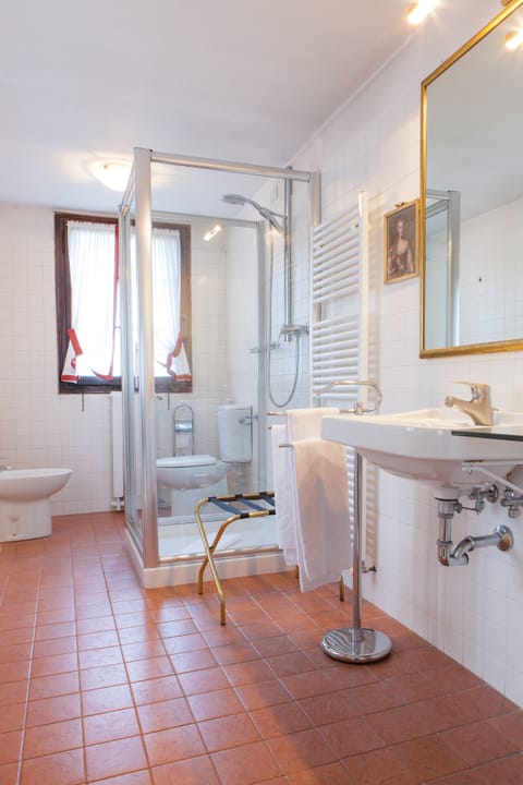 Apartment, 2 Bedrooms | Bathroom | Shower, free toiletries, hair dryer, bidet