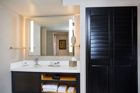 King, Suite | Bathroom | Combined shower/tub, free toiletries, hair dryer, towels