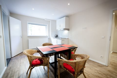 Apartment, 2 Bedrooms, Private Bathroom | In-room dining