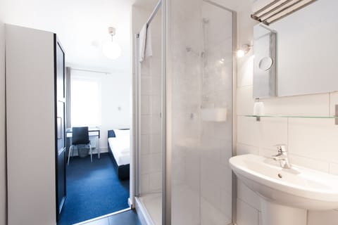 Single Room, Shared Bathroom (with private shower) | Blackout drapes, soundproofing, iron/ironing board, free WiFi