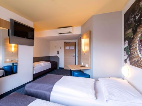 Triple Room | Desk, soundproofing, free WiFi, bed sheets