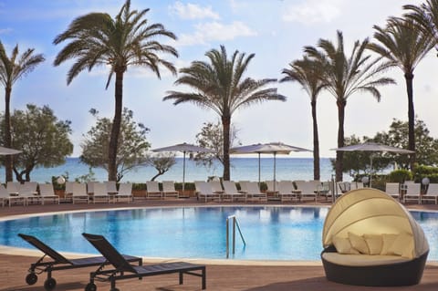 Outdoor pool, pool umbrellas, sun loungers