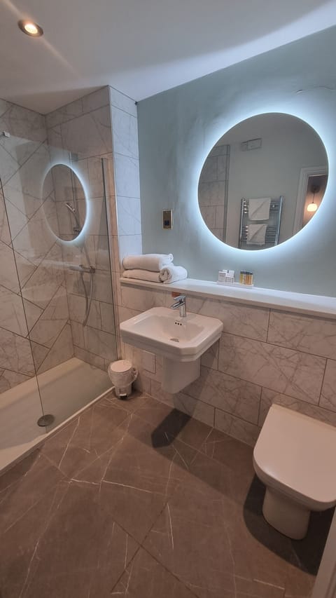 Junior Suite, Non Smoking, Garden View | Bathroom | Free toiletries, hair dryer, towels, soap