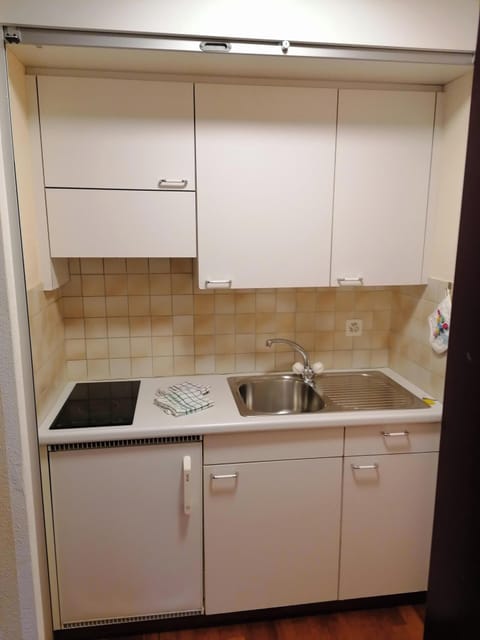 Basic Double Room, Non Smoking, Ensuite | Private kitchen | Full-size fridge, electric kettle, freezer, paper towels