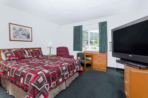 Standard Room, 1 Queen Bed | Desk, free WiFi, bed sheets