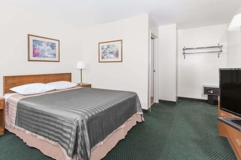 Standard Room, 1 Queen Bed | Desk, free WiFi, bed sheets