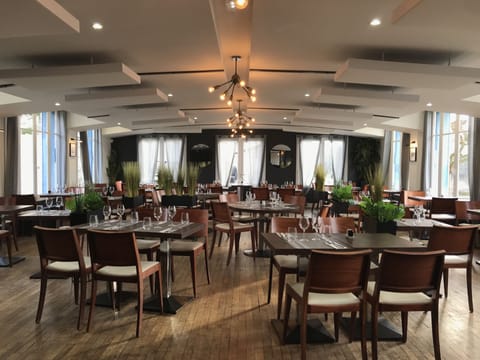 Lunch and dinner served, French cuisine