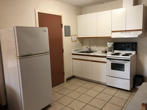 Room, 2 Queen Beds, Non Smoking, Kitchenette | Private kitchen | Fridge, microwave, coffee/tea maker, freezer