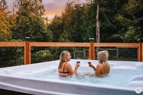 Morning soak with forest views or an evening dip under the stars — the 7-person hot tub is ready whenever you are.
