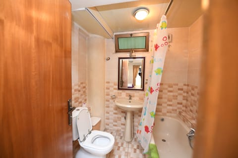 Junior Suite, City View | Bathroom | Free toiletries, slippers, towels