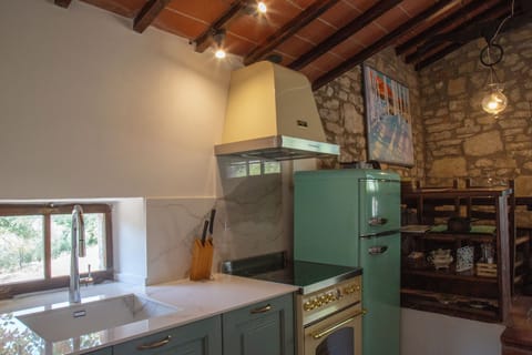 Private Cottage | Private kitchen | Coffee/tea maker, electric kettle