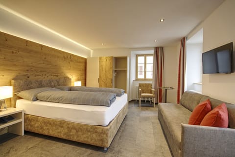 Junior Suite | Down comforters, in-room safe, desk, free WiFi