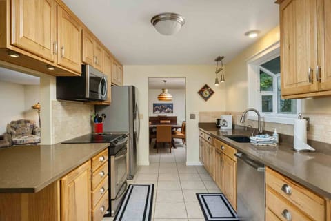 Cook delicious meals for breakfast, lunch, and dinner in this fully equipped kitchen. We suggest grabbing some ingredients from a local farm.