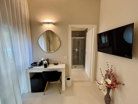 Bloom room 01 | Desk, laptop workspace, free WiFi