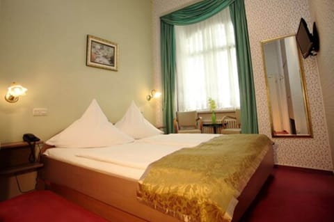 Double Room | Desk, free WiFi, bed sheets