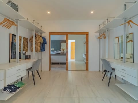 Master Walkin Wardrobe