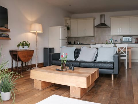 Living area with sofa, coffee table and occasional table