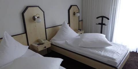 Single Room | Hypo-allergenic bedding, minibar, in-room safe, desk