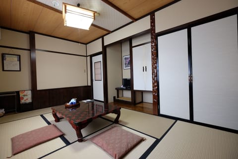 05, Japanese-Style Room (Komakusa) | In-room dining