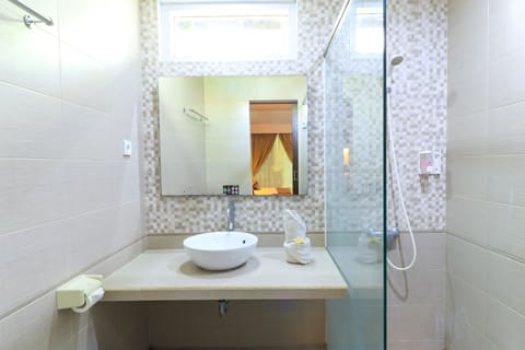 Superior Room | Bathroom | Shower, free toiletries, towels