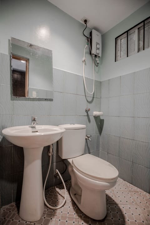 Family Studio Suite | Bathroom | Shower, free toiletries, bidet, towels