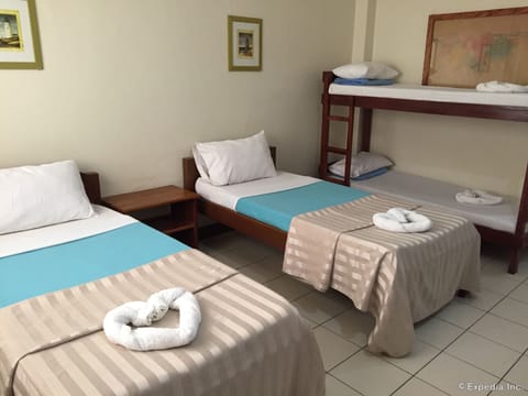 Quadruple Room | Desk, rollaway beds, free WiFi, bed sheets