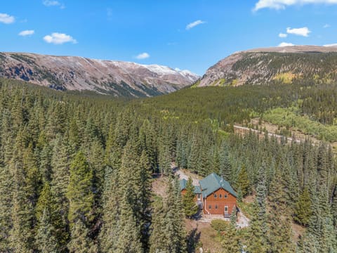 Creekside Solitude is a pet friendly, three bedroom, two and a half bathroom, secluded getaway in Buckskin Gulch.