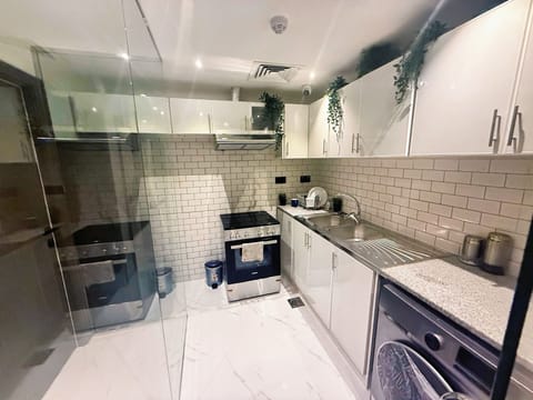 Standard Single Room | Shared kitchen facilities | Full-size fridge, microwave, oven, stovetop