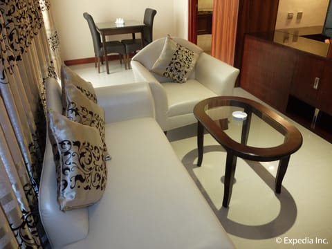 Crown Jacuzzi Suite | Living area | LED TV, DVD player