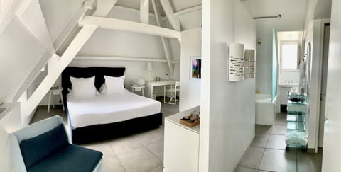 Atelier Room 7  | Premium bedding, free minibar, in-room safe, rollaway beds