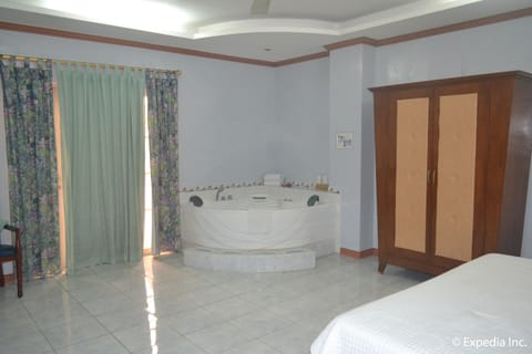 Grand Room, Smoking | Jetted tub