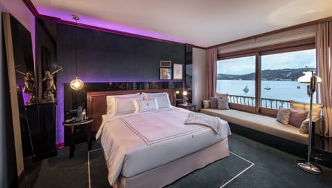 Suite, Sea View | 1 bedroom, minibar, in-room safe, desk