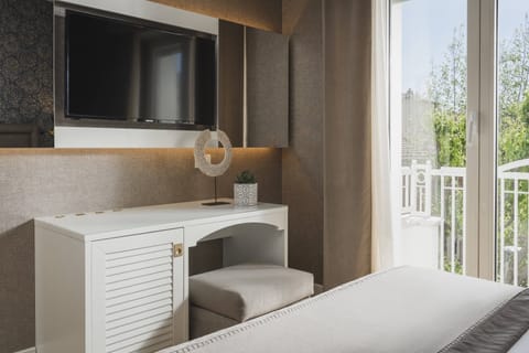 Comfort Double Room | Minibar, in-room safe, desk, soundproofing