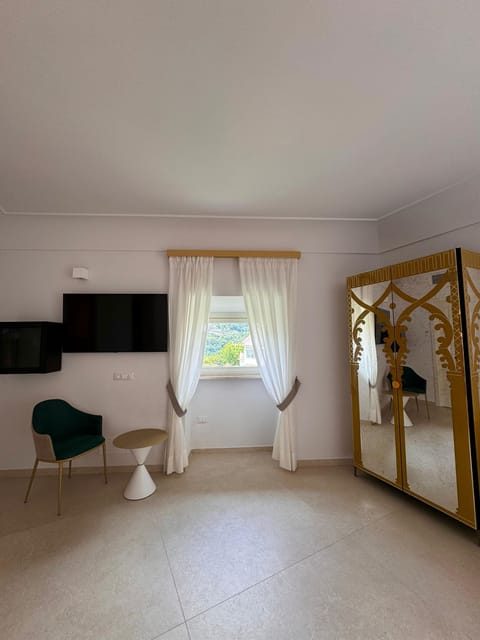 Premier Room, Garden View | Minibar, in-room safe, desk, blackout drapes