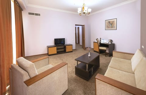 Suite | Living area | Flat-screen TV