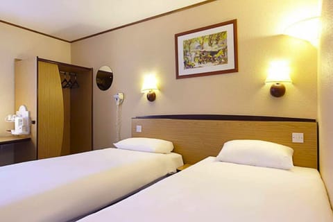 Standard Twin Room | Desk, iron/ironing board, free WiFi