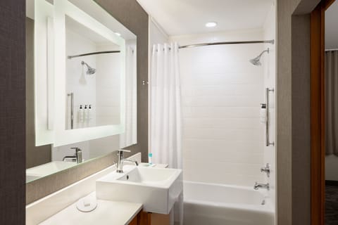 Suite, Multiple Beds, Non Smoking | Bathroom | Shower, free toiletries, hair dryer, towels