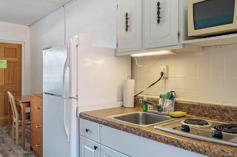 Room, 2 Double Beds, Kitchenette | Private kitchenette | Microwave