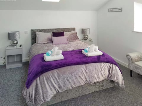 Double bedroom | Red Kite Cottage - Rowley Stone Cottages, Consett